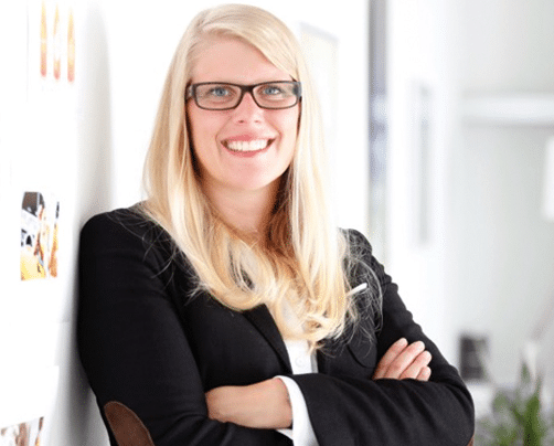 Alexandra Schlösser berät ihre Kunden zu allen Themen rund um Produktentwicklung, Produktion und Vermarktung.